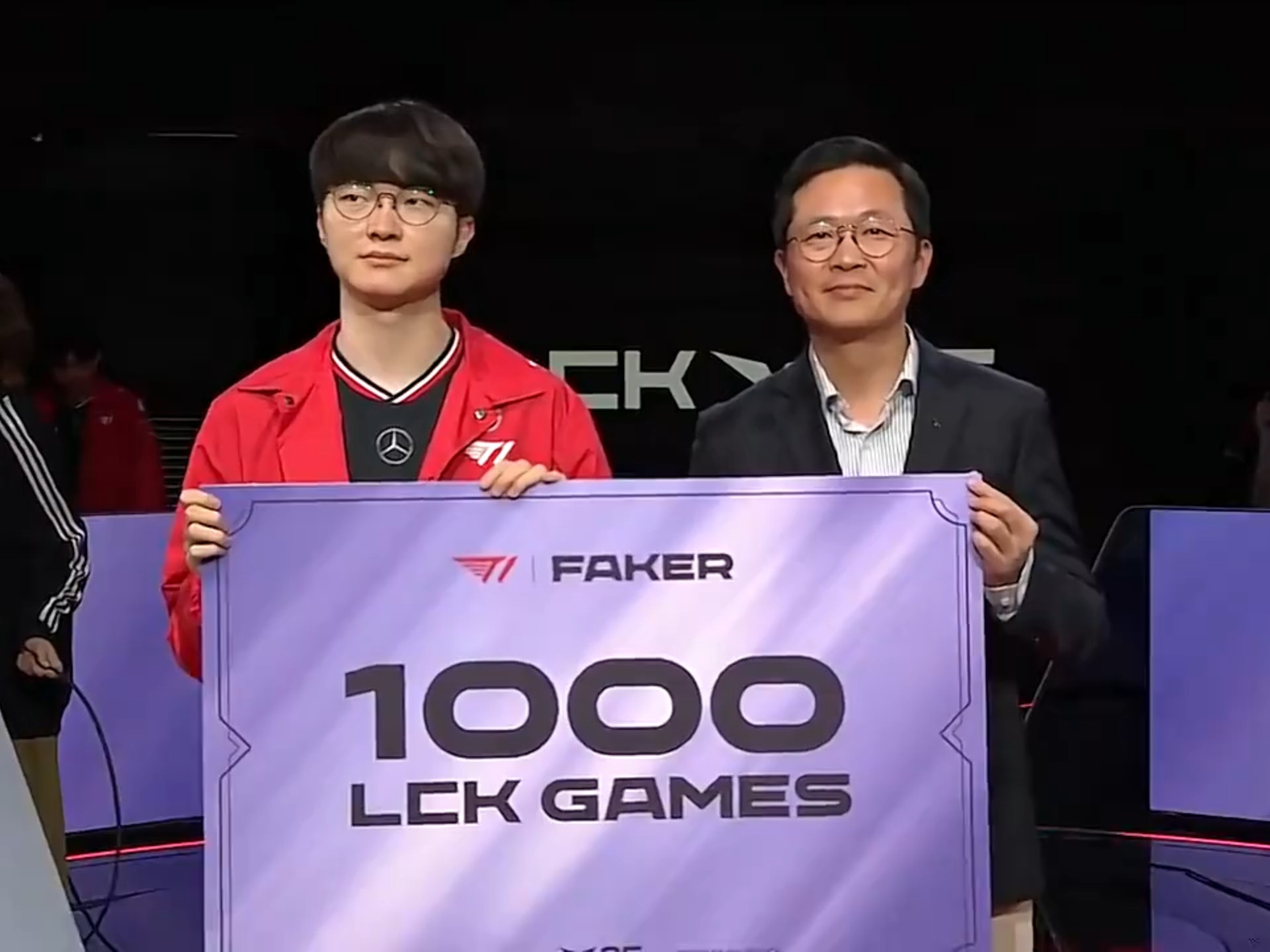 Faker重返赛场，重要助攻首场状态出色，TES观众沸腾！