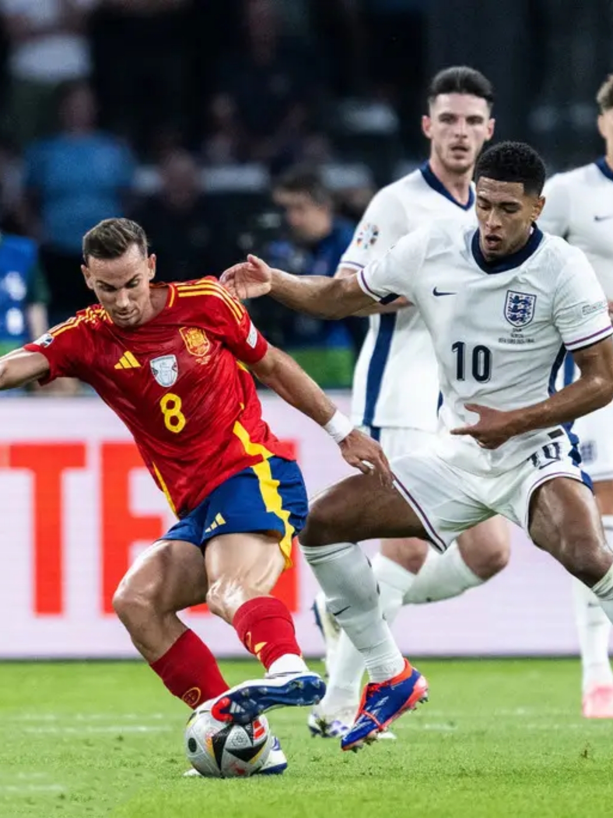 爱游戏-穆古鲁扎在西班牙队比赛中领先优势明显，夺冠引发热议！再创辉煌时刻-爱游戏