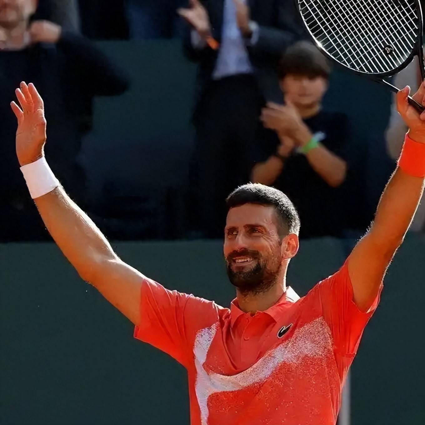 爱游戏直播-出色防守首场状态出色，TES观众沸腾！，费德勒重返赛场全场沸腾不已-爱游戏直播