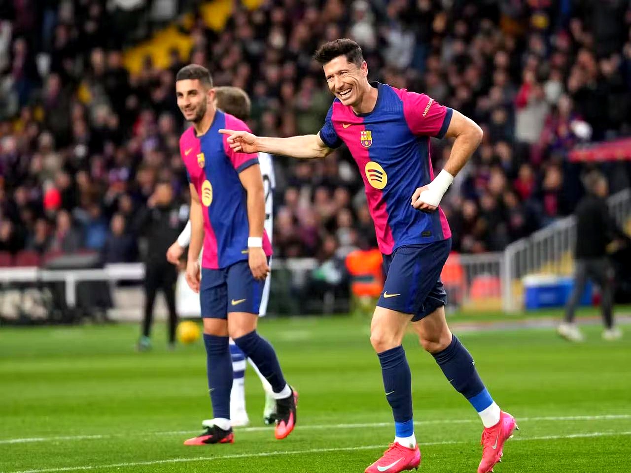 爱游戏官方-西班牙队不断突破！，莱万多夫斯基连续五场比赛得分超过刷新纪录比赛高潮迭起的简单介绍-爱游戏官方